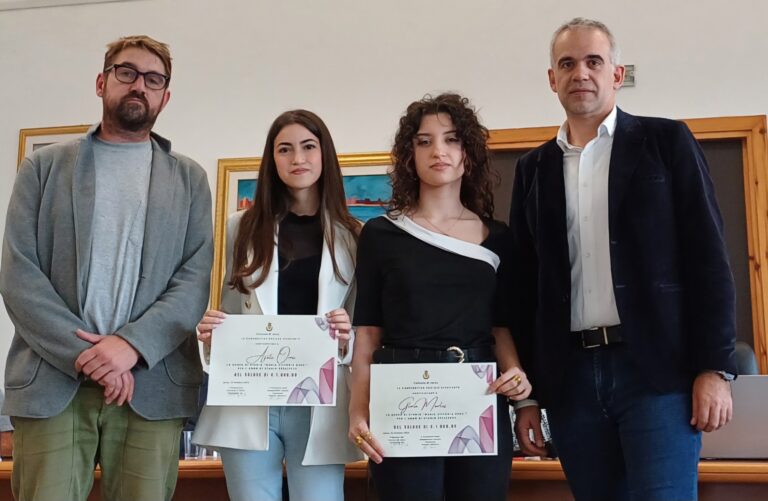 Zerocento consegna due borse di studio da mille euro in memoria di Maria Vittoria Orrù