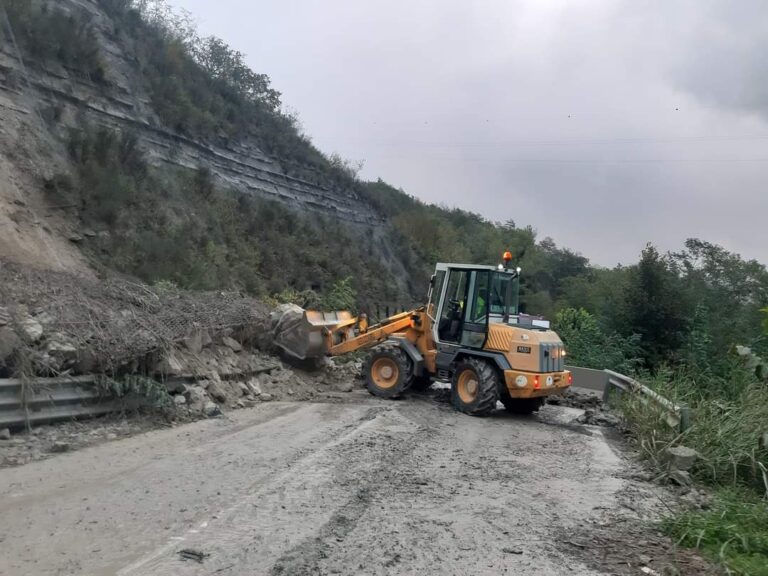 Maltempo, frana sulla Sp20 della Riva della Pappona, all’ ingresso di Modigliana