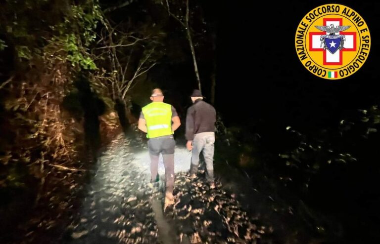 Si perde nei boschi: salvato dal Soccorso Alpino