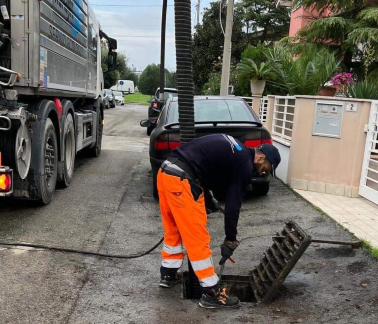 Alluvione, a Cesenatico pulizia straordinaria di tombini, caditoie e chiusini