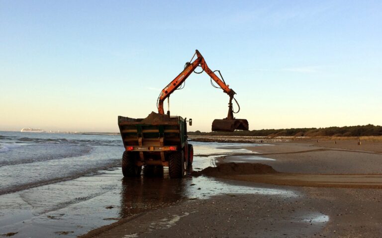 Post alluvione. Hera: rimossi 6.000 metri cubi di detriti dalle spiagge del Ravennate