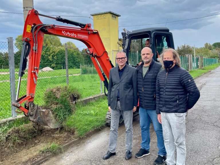 Post alluvione, attivato cantiere per rifacimento e pavimentazione in asfalto dei marciapiedi vie principali del quartiere Romiti