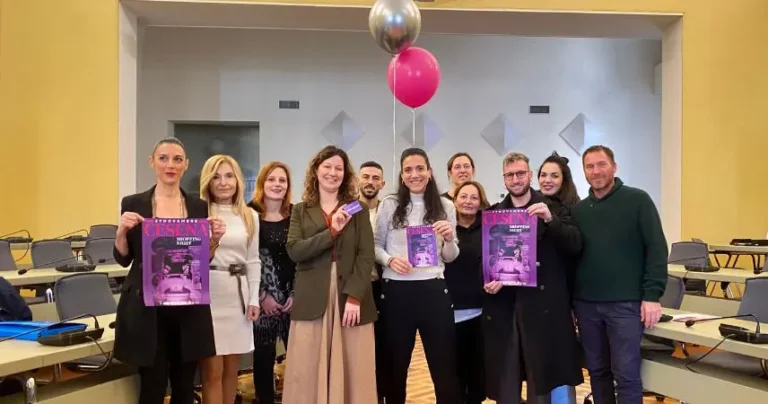 Cesena shopping night fa brillare il centro: acquisti, musica e cultura in occasione del Black Friday