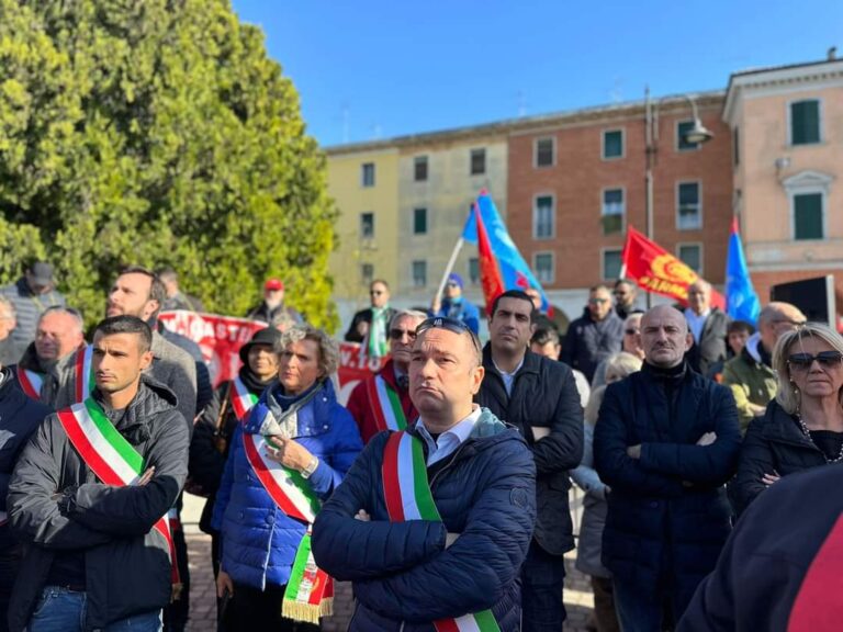 Michele de Pascale alla manifestazione dei metalmeccanici a Copparo e poi al Petrolchimico di Ferrara