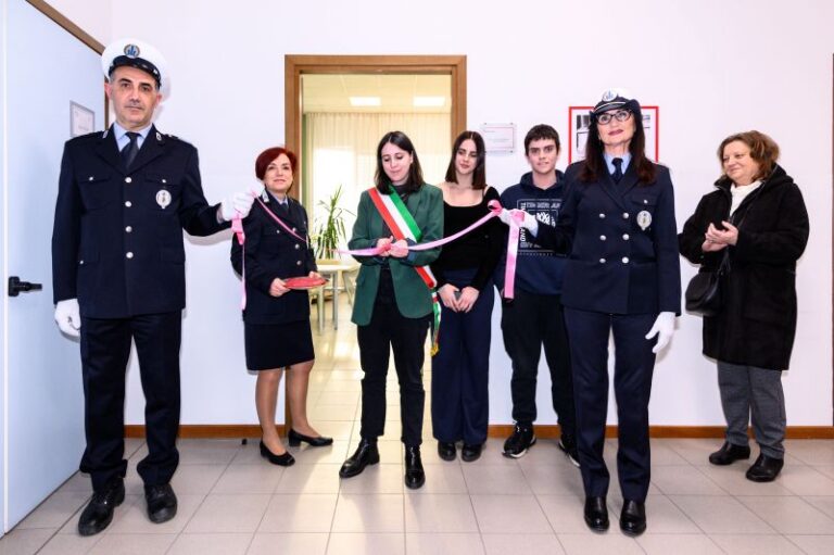 Bologna, “stanza multicolore” per accogliere e sostenere chi ha subito violenza nella sede della Polizia Locale 