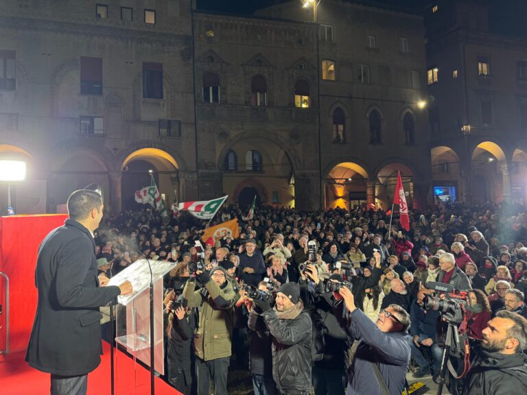 Elezioni regionali, piazza Santo Stefano gremita per l’evento di chiusura della campagna di de Pascale