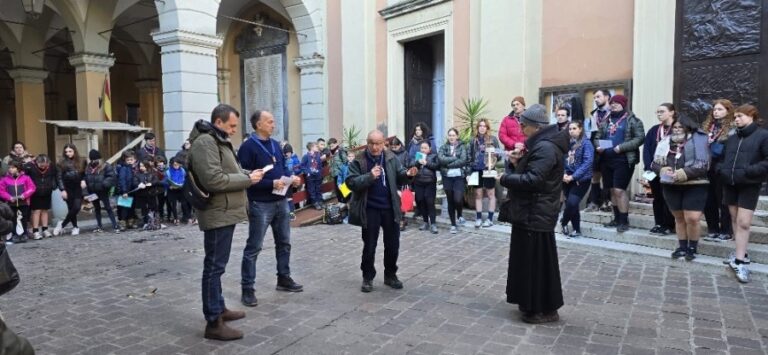 La luce di Betlemme arrivata a Meldola. Inaugurata la rassegna ‘Il Borgo dei presepi’