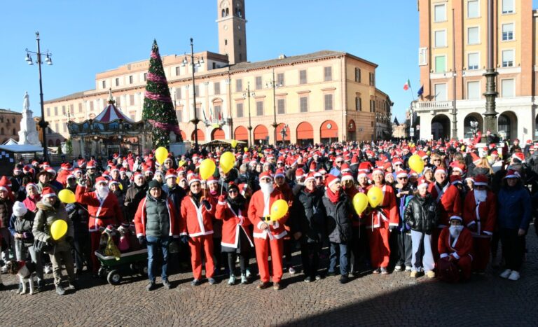 La camminata dei Babbo Natale porta 5.000 euro all’Istituto Oncologico Romagnolo