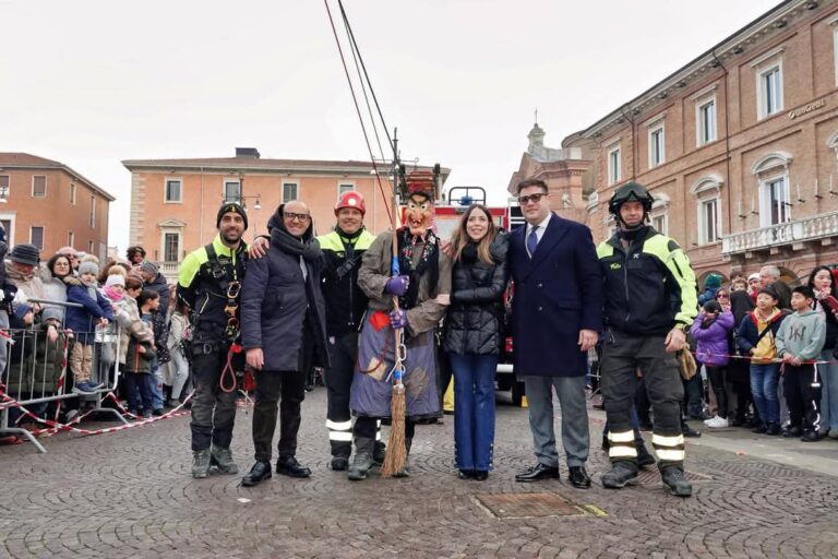 Forlì, 4000 persone per accogliere la Befana in piazza