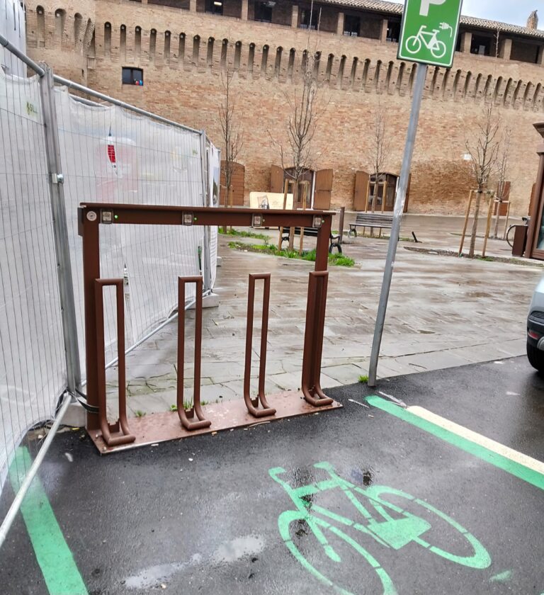 Forlimpopoli, in piazza Pompilio la 1^ postazione per la ricarica gratuita di bici e monopattini elettrici