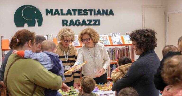 Cesena, sindaco e assessora incontrano 289 nuovi nati e consegnano loro un omaggio