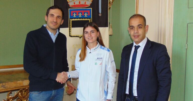 Beach tennis under 18, la campionessa del mondo Alice Foschi incontra il Sindaco Lattuca e l’Assessore allo Sport Castorri