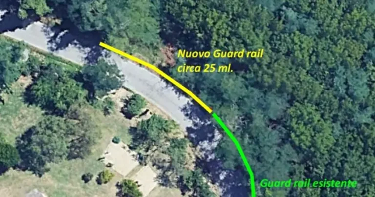 Sicurezza stradale, a Cesena montaggio del guard rail in un tratto di via San Tomaso