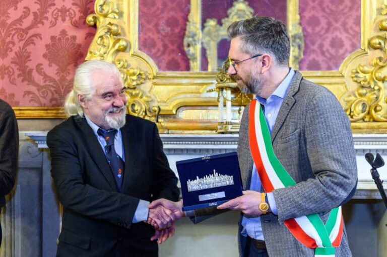 Bologna, Matteo Lepore ha consegnato la Turrita d’argento al pittore Carlo Soricelli