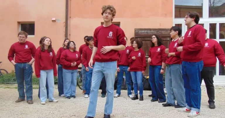 Esibizione a sorpresa a palazzo Mazzini Marinelli, il coro americano fa cantare studenti e cittadini