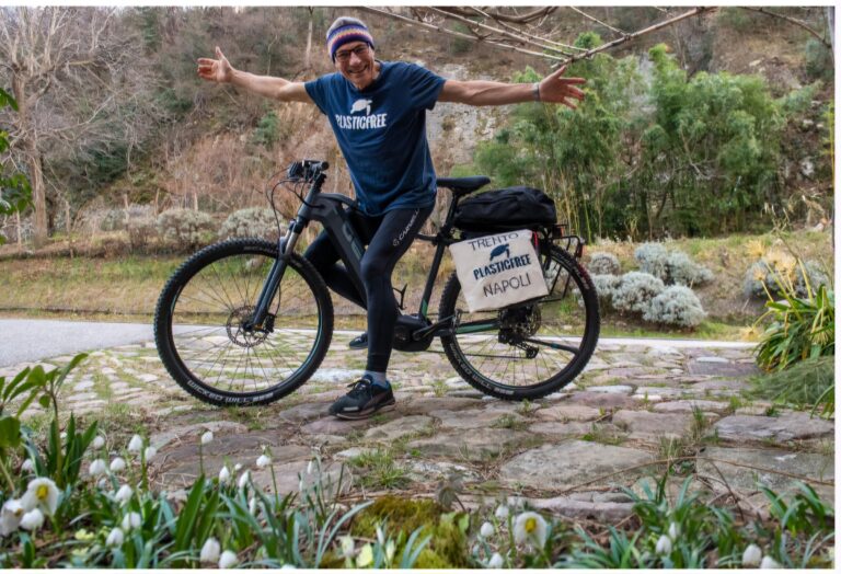 Da Trento a Napoli, via Bologna, in bici a 80 anni per celebrare i Comuni Plastic Free 2025