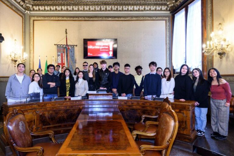Bologna, cerimonia della cittadinanza italiana ai neo 18enni