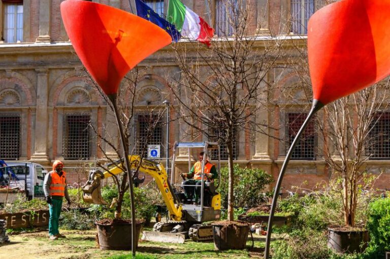 Chiesa di San Giacomo Maggiore, iniziato il disallestimento del prato di piazza Rossini