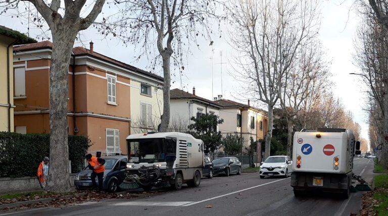 Ravenna, pulizia straordinario dei lidi e del centro in vista della Pasqua
