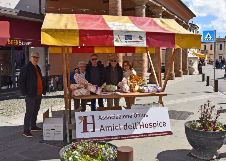 Meldola, l’ass. Amici dell’Hospice sabato mattina in via Roma con uova di Pasqua e colombe solidali