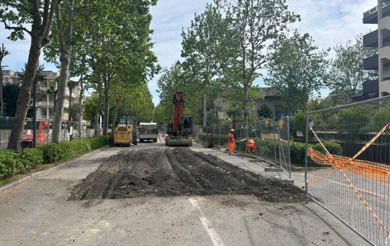 Cesenatico, in corso i lavori per il ripristino della fognatura bianca in via Cavour