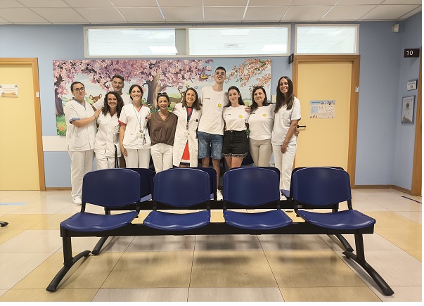 La ferrarese EmozionArti dona sei nuove panche colorate alla Pediatria di Comunità di Forlì