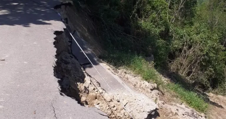 Post-alluvione. Tutto pronto per l’avvio dell’intervento di costruzione della nuova strada lungo via Montereale danneggiata dalle frane