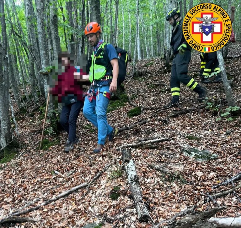 Soccorso alpino recupera e porta in salvo fungaiola smarrita alle pendici del monte Cavalbianco