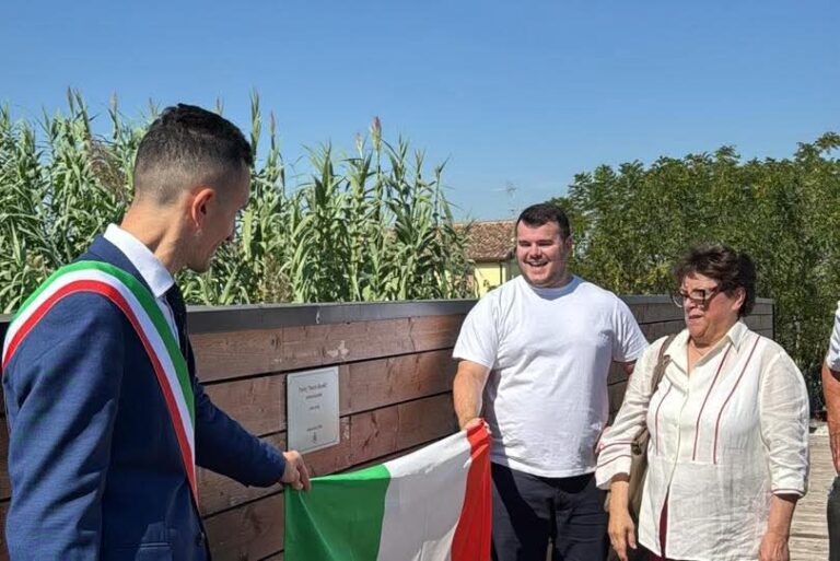 Cesenatico, intitolato a Renzo Baredi il ponte di legno sulla Ciclovia del Pisciatello