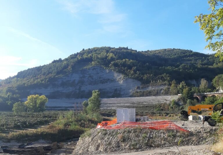 Post alluvione e frane 2023, a Modigliana prove di collaudo nei getti della palificazioni a monte della Riva della Pappona