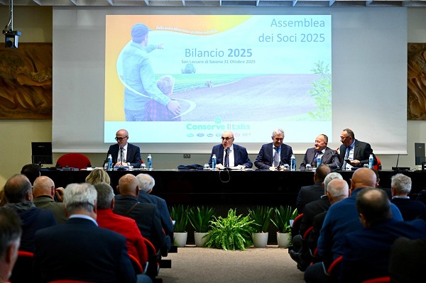 Il tavolo dell'assemblea dei soci 2025 di Conserve Italia. Da sx Pier Paolo Rosetti (DG Conserve Italia), Maurizio Gardini (presidente Conserve Italia), i vice presidenti