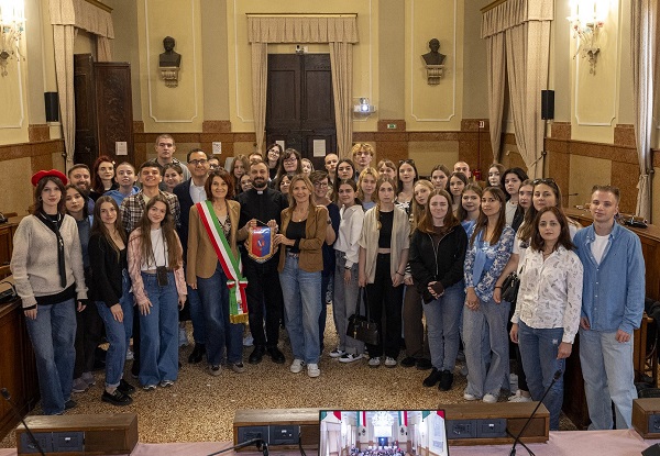 Imola, accolti in municipio 48 giovani ucraini