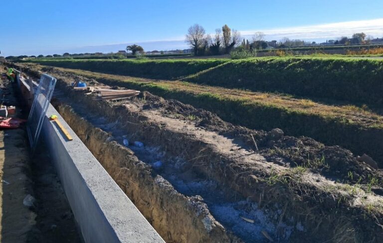 Cesenatico, un muro per mettere in sicurezza il torrente Pisciatello nella zona di Sala