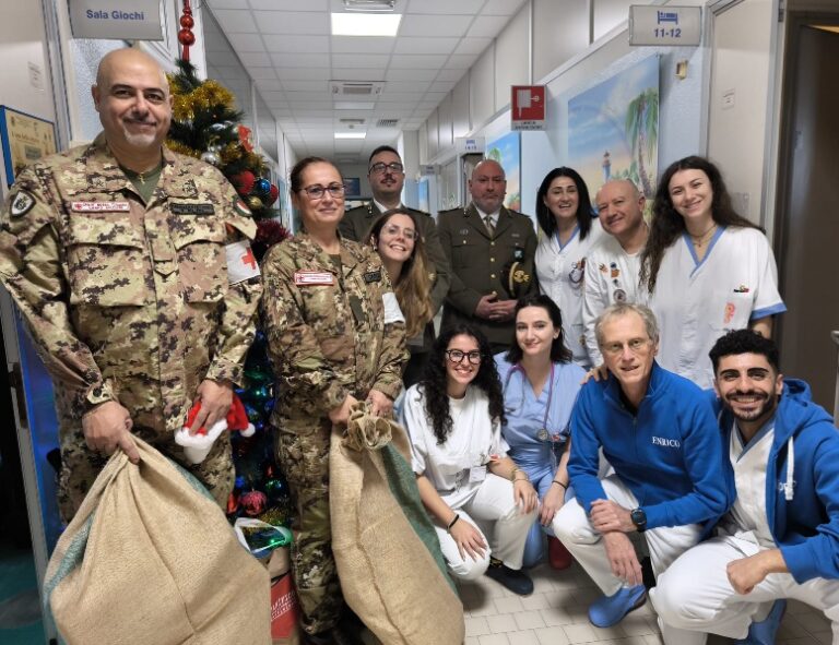 Il Corpo Militare Volontario della Croce Rossa Italiana in visita alla Pediatria di Forlì per portare doni e vicinanza ai piccoli ricoverati