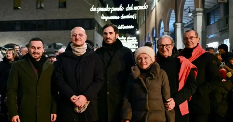 Il Natale di Cesena si accende con un omaggio ai versi della poesia ‘Bello mondo’ di Mariangela Gualtieri