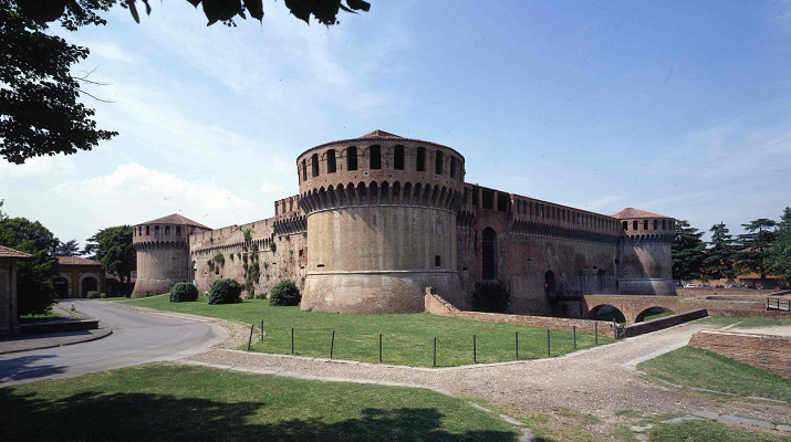 Imola, in arrivo nuovi arredi per il prato della Rocca Sforzesca