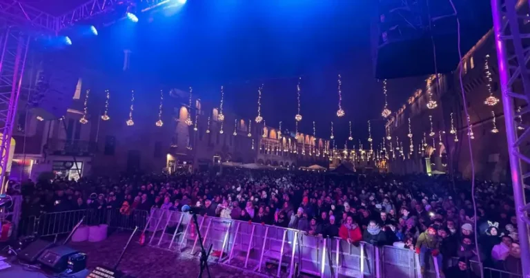 Concerto di Capodanno 2026 in piazza del Popolo a Cesena con il divieto di contenitori di vetro in centro