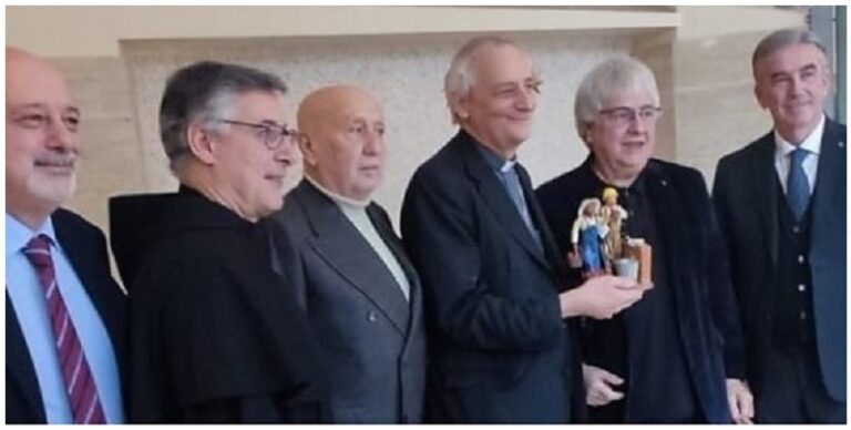 Statuina del presepe in dono al vescovo di Cesena-Sarsina, Caiazzo, da Confartigianato e Coldiretti