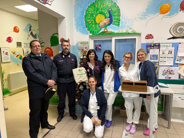 Avis, Carabinieri Biodiversità e Gruppo Hera portano doni e sorrisi ai bambini nella Pediatria dell’Ospedale di Ravenna
