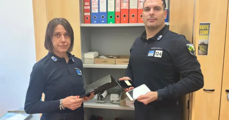 Dimenticati, smarriti o rubati: 536 oggetti e beni ritrovati dalla Polizia locale di Cesena nel 2025