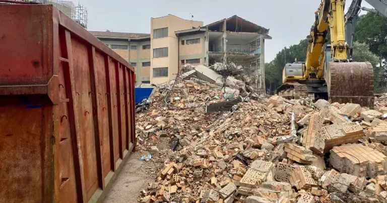 Cesena, scuola media ‘Anna Frank’ a Sant’Egidio, proseguono le demolizioni del vecchio edificio