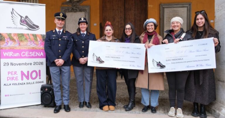Le Women in Run Cesena consegnano ai centri donna di Cesena e Cesenatico due assegni da 13 mila euro