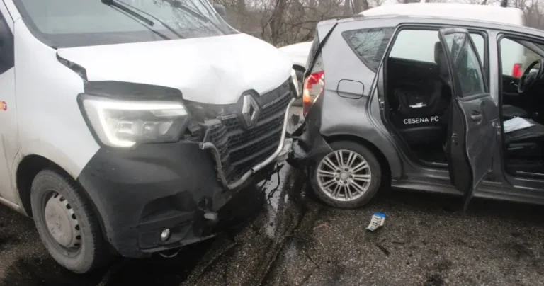 Cesena, tamponamento multiplo  in via Torino: coinvolti quattro veicoli nei pressi della rotatoria con via Ravennate