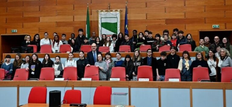 Bologna, studentesse e studenti delle scuole Besta ospiti in Assemblea legislativa regionale