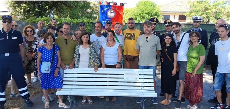 Inaugurata a Marina di Ravenna una panchina bianca in memoria di tutte le vittime degli incidenti stradali
