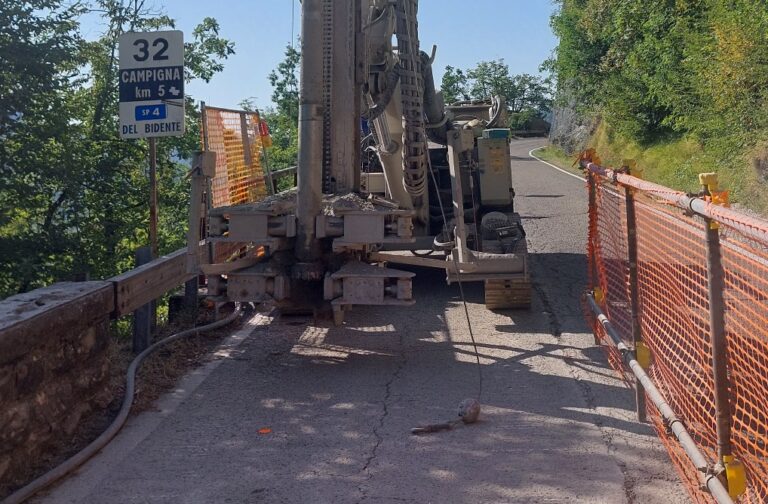 Proseguono i lavori di consolidamento del ponte di Corniolo, senso unico alternato nella pausa estiva